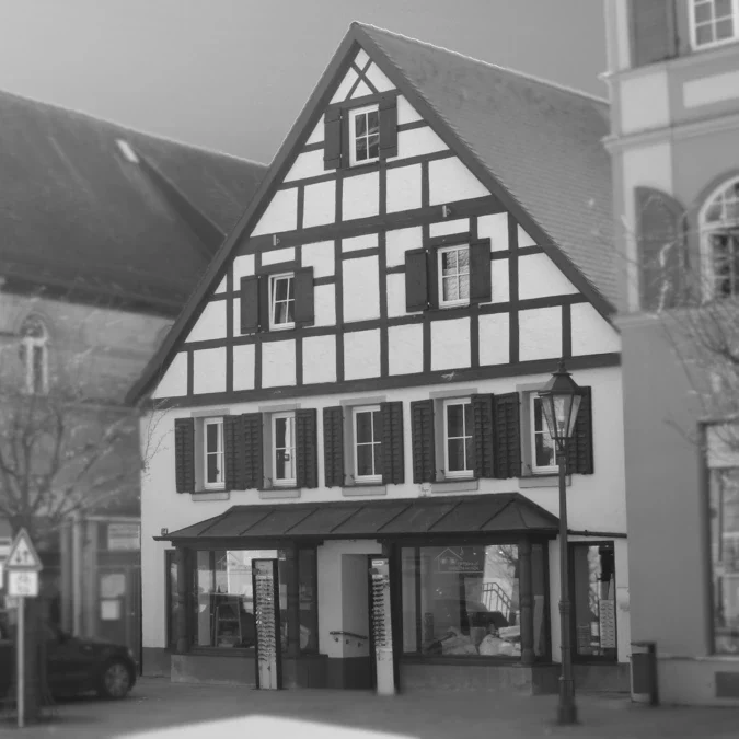 Traditionelles Fachwerkhaus mit schwarzer und weißer Fassade und Fensterläden.