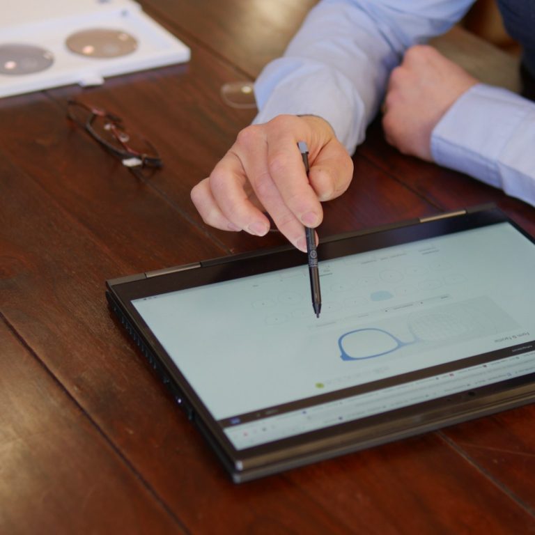 Ein Mann verwendet einen Stylus, um auf einem Tablet in Brillenglas zu besprechen